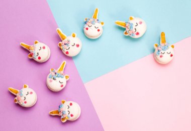 Tek boynuzlu at macaron çerezleri geometrik pastel arka plan üzerinde