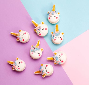 Tek boynuzlu at macaron çerezleri geometrik pastel arka plan üzerinde