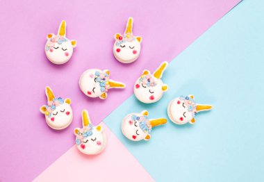 Tek boynuzlu at macaron çerezleri geometrik pastel arka plan üzerinde