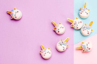 Tek boynuzlu at macaron çerezleri geometrik pastel arka plan üzerinde