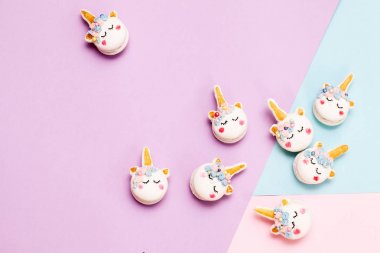 Tek boynuzlu at macaron çerezleri geometrik pastel arka plan üzerinde