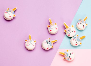 Tek boynuzlu at macaron çerezleri geometrik pastel arka plan üzerinde