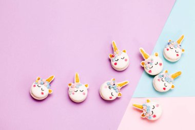Tek boynuzlu at macaron çerezleri geometrik pastel arka plan üzerinde