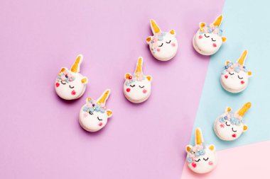 Tek boynuzlu at macaron çerezleri geometrik pastel arka plan üzerinde