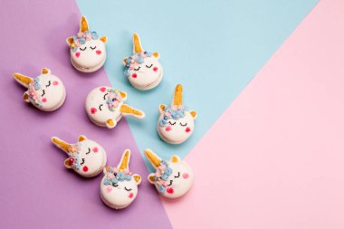 Tek boynuzlu at macaron çerezleri geometrik pastel arka plan üzerinde