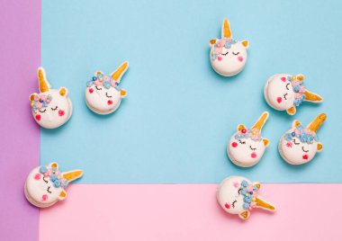 Tek boynuzlu at macaron çerezleri geometrik pastel arka plan üzerinde