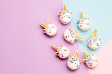 Tek boynuzlu at macaron çerezleri geometrik pastel arka plan üzerinde