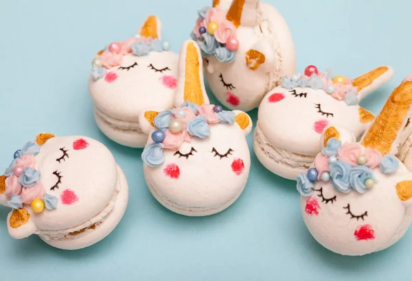 Tek boynuzlu at macaron çerezleri geometrik pastel arka plan üzerinde