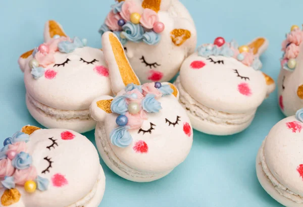 Unicorn macaron cookies på geometriska pastell bakgrund — Stockfoto