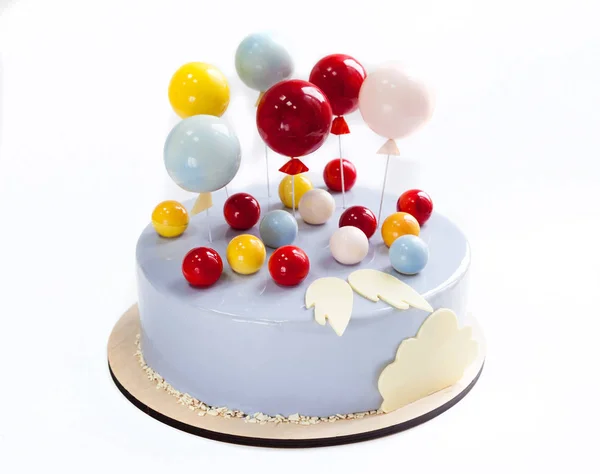 Торт на день народження з шоколадними кульками та крилами. Ізольовані на білому . — стокове фото