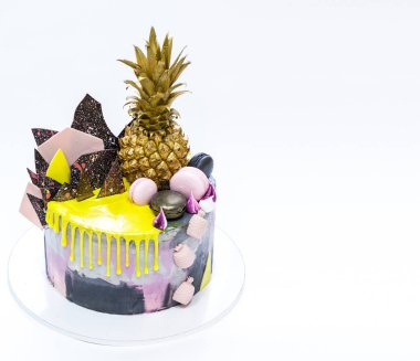 Tropic kek dekore edilmiş çikolatalı dilimler, altın ananas ve macaron