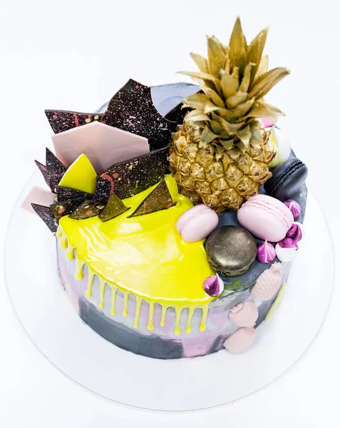Tropic cake decorated with chocolate slices, golden pineapple and macaron — Stock Photo, Image