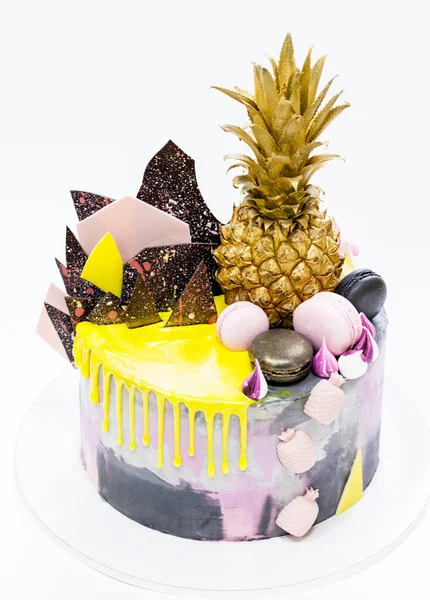 Tropic cake decorated with chocolate slices, golden pineapple and macaron — Stock Photo, Image