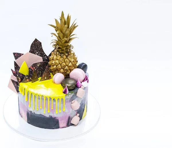 Tropic cake decorated with chocolate slices, golden pineapple and macaron — Stock Photo, Image