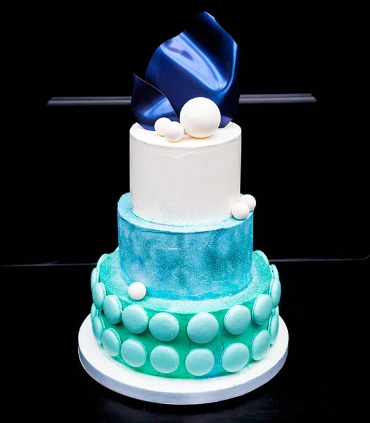 Creativo pastel de boda estratificado decorado con ondas de chocolate azul, bolas y macarons — Foto de Stock