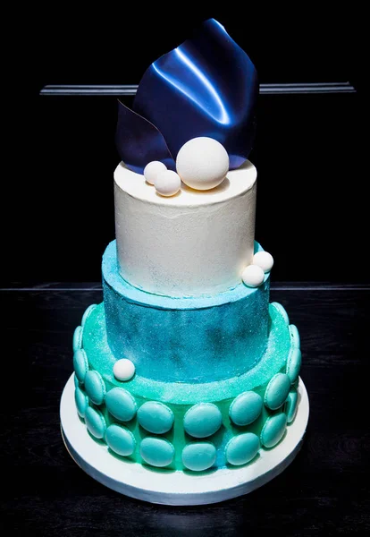Stupňová kreativní svatební dort zdobený modrou čokoládové vlny, koule a macarons — Stock fotografie