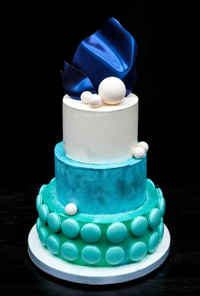 Stupňová kreativní svatební dort zdobený modrou čokoládové vlny, koule a macarons — Stock fotografie