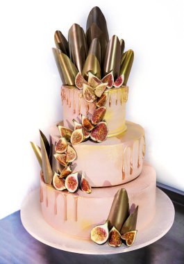 Royal düğün pastası çikolata dekor ve taze incir ile