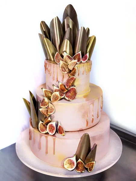 Royal düğün pastası çikolata dekor ve taze incir ile