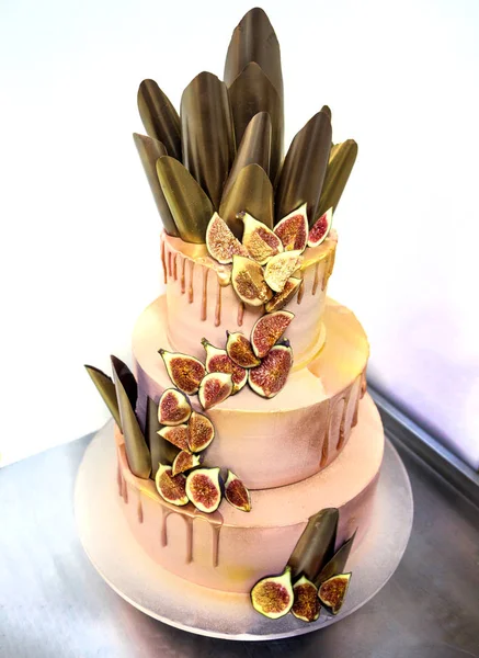 Royal düğün pastası çikolata dekor ve taze incir ile