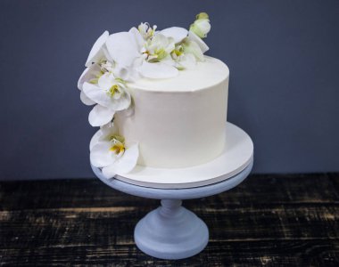 Taze orkide çiçek ile dekore edilmiş zarif pasta düğün