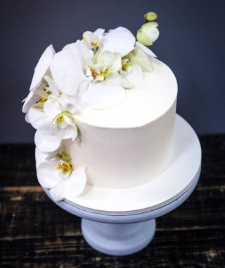 Taze orkide çiçek ile dekore edilmiş zarif pasta düğün