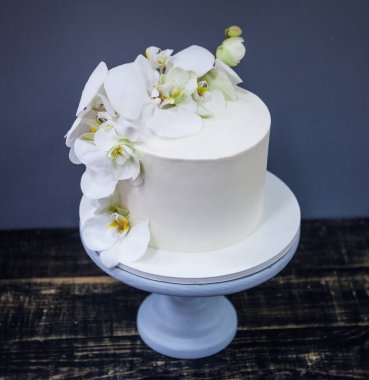 Taze orkide çiçek ile dekore edilmiş zarif pasta düğün