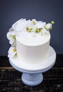 Taze orkide çiçek ile dekore edilmiş zarif pasta düğün