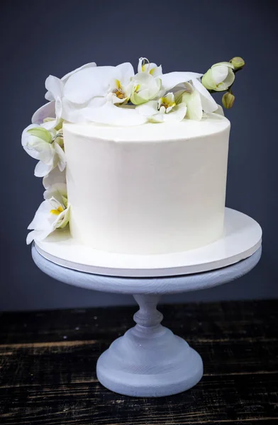 新鮮な蘭の花で飾られたエレガントなケーキを結婚式 — ストック写真