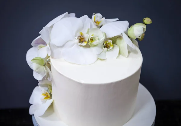 新鮮な蘭の花で飾られたエレガントなケーキを結婚式 — ストック写真