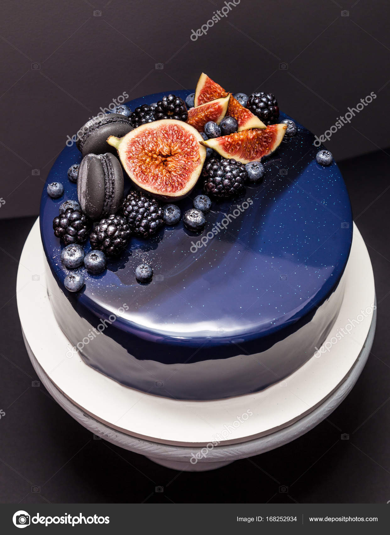 Blå kake dekket med speilglasur, friske bjørnebær, blåbær og fiken . –  stockfoto © antonina.latayko@gmail.com #168252934, image size:1241x1700