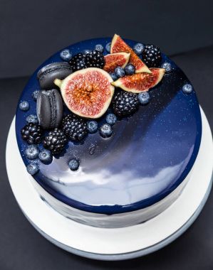 Mavi pasta ayna sır, taze böğürtlen, yaban mersini ve incir ile kaplı. 