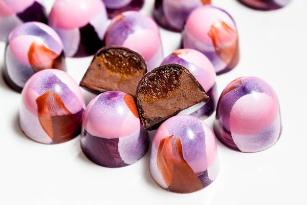 Gros plan de bonbons peints à la main au chocolat sur un fond blanc . — Photo