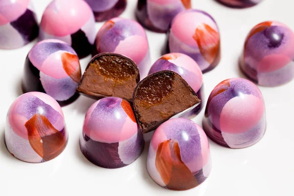 Închiderea ciocolatei pictate manual bomboane pe un fundal alb . — Fotografie, imagine de stoc