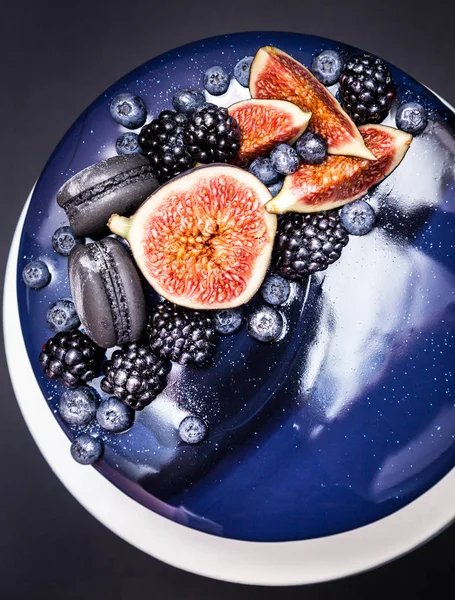 Tort albastru acoperit cu glazură oglindă, mure proaspete, afine și smochine . — Fotografie, imagine de stoc