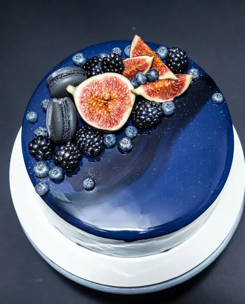 ミラー釉薬、新鮮なブラックベリー、ブルーベリー、イチジクで覆われた青いケーキ. — ストック写真