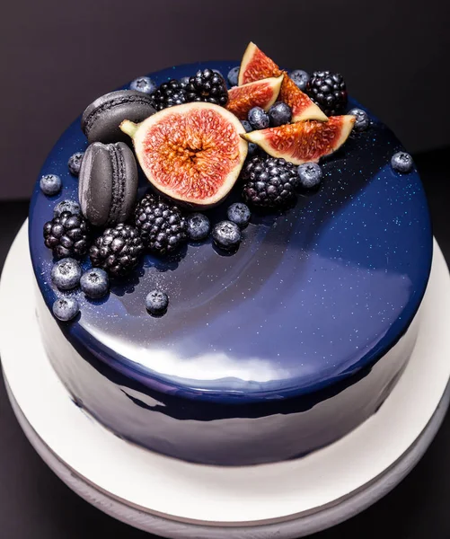 Mavi pasta ayna sır, taze böğürtlen, yaban mersini ve incir ile kaplı. 