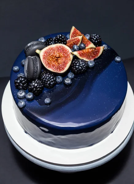 蓝色蛋糕布满镜子釉、 新鲜黑莓、 蓝莓和无花果. — 图库照片