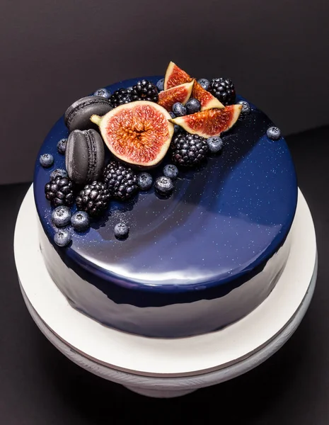 Blue cake covered with mirror glaze, fresh blackberries, blueberries and figs. — Stock Photo, Image