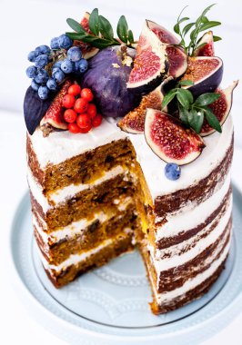 Bir porselen kek stand dilimlenmiş havuç kek. 