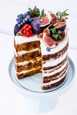 Bir porselen kek stand dilimlenmiş havuç kek. 