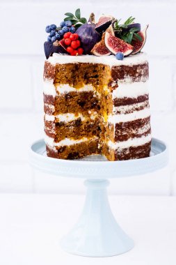 Bir porselen kek stand dilimlenmiş havuç kek. 