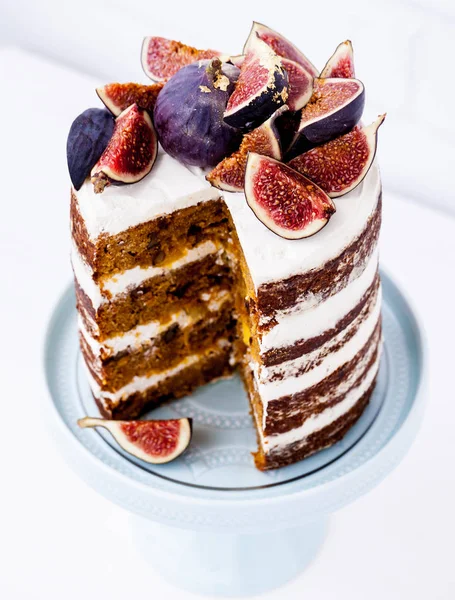 Bir porselen kek stand dilimlenmiş havuç kek. 