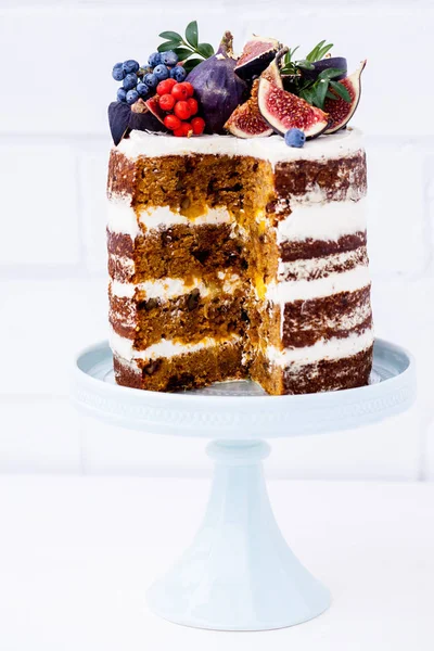 Bir porselen kek stand dilimlenmiş havuç kek. 