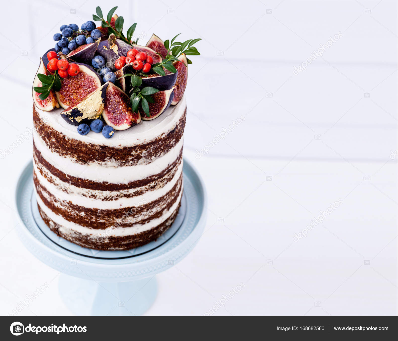 Beautiful birthday cake with figs and blueberries — Stock