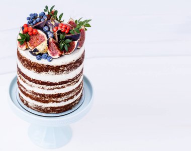 İncir ve yaban mersini ile güzel doğum günü pastası