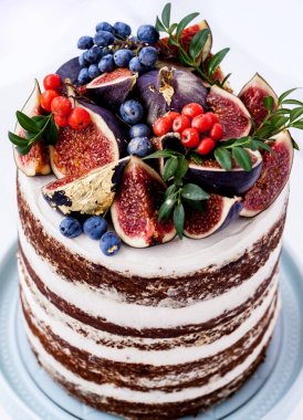 İncir ve yaban mersini ile güzel doğum günü pastası