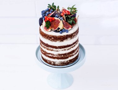 İncir ve yaban mersini ile güzel doğum günü pastası