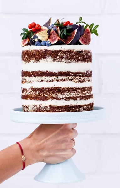 Рука держит красивый торт — стоковое фото