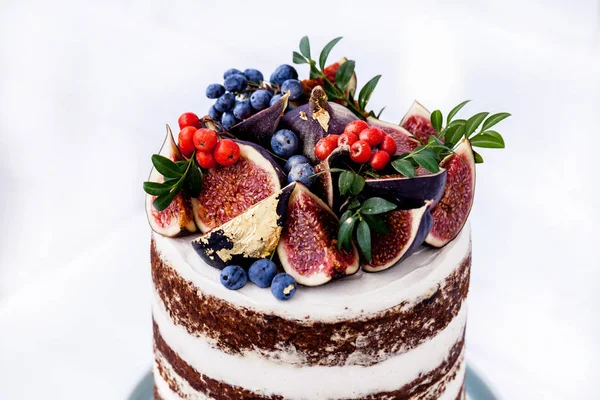 Krásný narozeninový dort s fíky a borůvkami — Stock fotografie